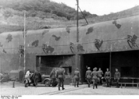 bundesarchiv_bild_121-0363_westwall_besichtigung_maginot-linie.jpg