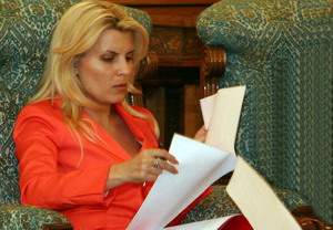 Elena Udrea si Monica Iacob Ritzi  dau cu „subsemnatul” cu acceptul Parlamentului