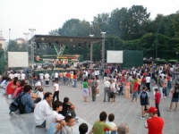 festivalul-verii-2008-scena-artisti-spectatori-3.jpg