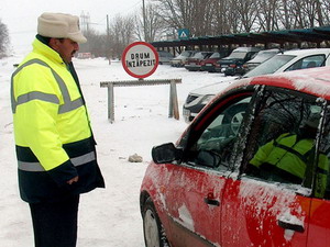 <font size=2>Continua ninsorile </font><br /> Sute de politisti in strada!