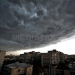 AVERTIZARE METEO: Averse, descărcări electrice şi vânt puternic, în perioada 17-19 aprilie