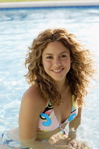 VIDEO / Shakira în bikini, la o şedinţă foto