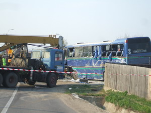 Un autocar din Ucraina s-a rasturnat la intrarea in Bacau