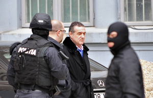 Gigi Becali, reţinut de poliţie