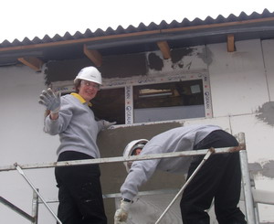 <em>Voluntari pe santier:</em> Voluntari de la multe ONG-uri bacauane au lucrat ieri pe un santier Habitat for Humanity