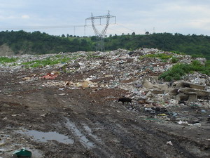 Groapa de gunoi a Onestiului va fi acoperita complet abia peste 4 ani