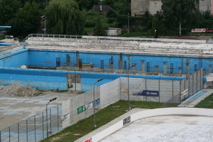 Constructii dubioase in mijlocul bazinului de inot