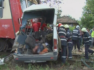 13 morţi şi trei răniţi grav, după ce un microbuz a fost lovit de tren