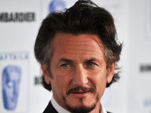 Sean Penn a atacat un paparazzo