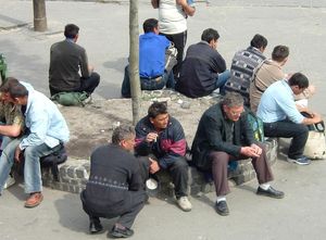 Demolari cu muncitori la negru