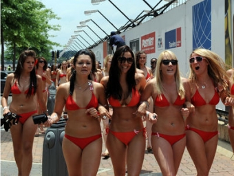 Record mondial, paradă de femei în bikini