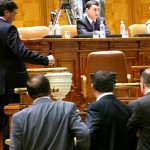 Moţiunea de cenzură a fost respinsă! Guvernul rămâne în funcţie, iar salariile şi pensiile vor fi tăiate