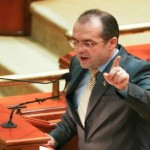 Secretarii de stat se plimbă de la un minister la altul ca să nu piardă funcţiile, în timp ce Emil Boc ameninţă cu restructurarea generală