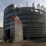 Parlamentul European impune suspendarea expulzării romilor