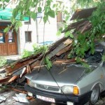 Atenţionarea cod galben a intrat în vigoare: Furtunile fac ravagii in Bacau, în nordul, sudul şi vestul ţării