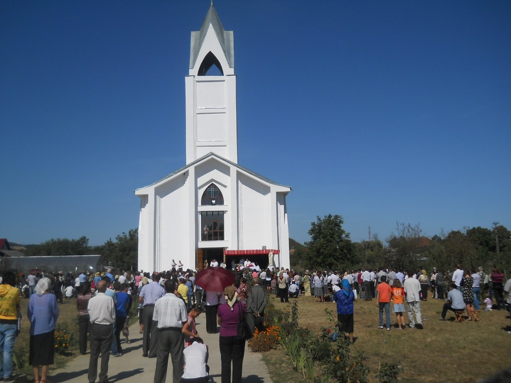 Hram in comunitatea catolica din Racaciuni