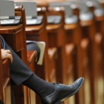 Guvernul şi-a asumat răspunderea pe comasarea alegerilor. Opoziţia a boicotat şedinţa