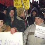 Piaţa Universităţii nu cedează: protestatarii cer anticipate