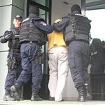 Comanesti: Suspecții unor furturi din societăți comerciale și locuințe, reținuți de polițiști