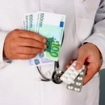 Onesti: angajată a Serviciului de Medicină Legală, prinsă în timp ce lua mită