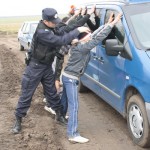 Parincea: Doi tineri au fost reţinuţi şi sunt cercetaţi pentru tâlhărie şi violare de domiciliu