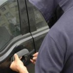 Bacau: Un barbat de 39 de ani a fost prins de politisti în timp ce încerca să sustragă bunuri dintr-o autoutilitară