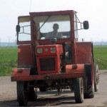 Conducea un tractor neînmatriculat în timp ce se afla sub influenţa băuturilor alcoolice