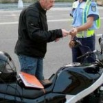 Cu alcool şi fără permis “la plimbare” pe moped