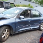 A condus fără permis și a acroșat două autoturisme parcate regulamentar